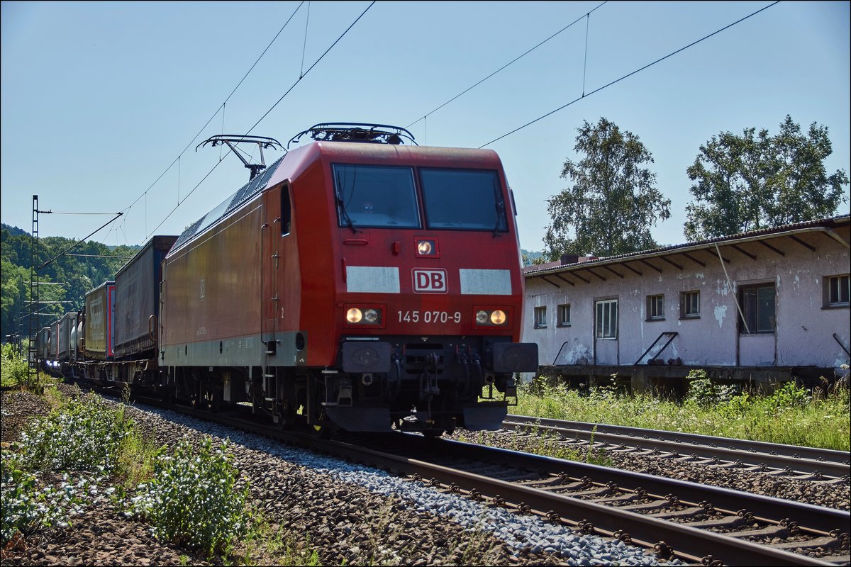 145 070-9 ist mit einen Aufliegerzug bei Vollmerz am 19.07.2017 zu sehen.Bild wurde auf öffentlichen Gelände gemacht.