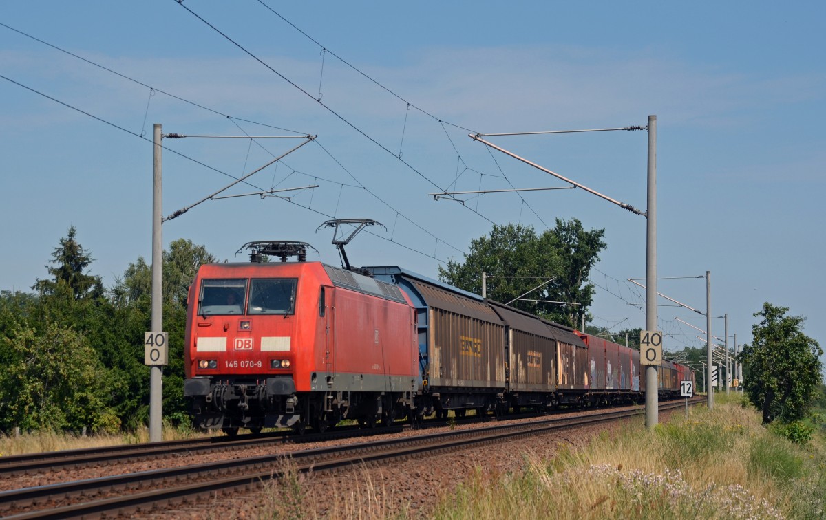 145 070 brachte am 01.08.15 einen VW-Autologistiker von Braunschweig ins VW-Werk nach Zwickau-Mosel. Hier rollt sie mit ihrem Zug durch Jeßnitz Richtung Bitterfeld.