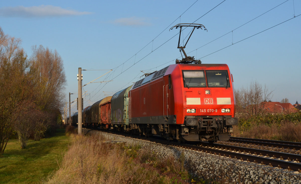 145 070 führte am Morgen des 26.11.17 einen gemischten Güterzug durch Greppin Richtung Bitterfeld.
