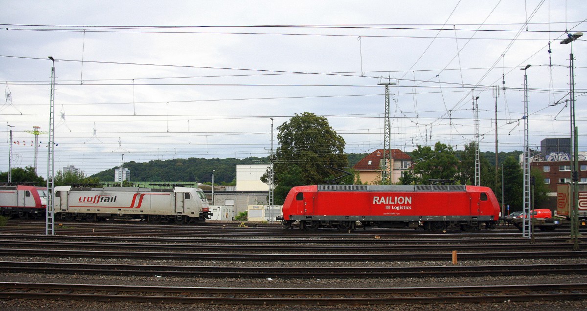 145 071-7 von Railion kommt aus Richtung Köln,Aachen-Hbf mit einem langen Contanierzug aus Gallarate(I) nach Zeebrugge(B) und fährt in Aachen-West ein. 
Aufgenommen vom Bahnsteig in Aachen-West bei Regenwolken am Abend vom 8.8.2014.