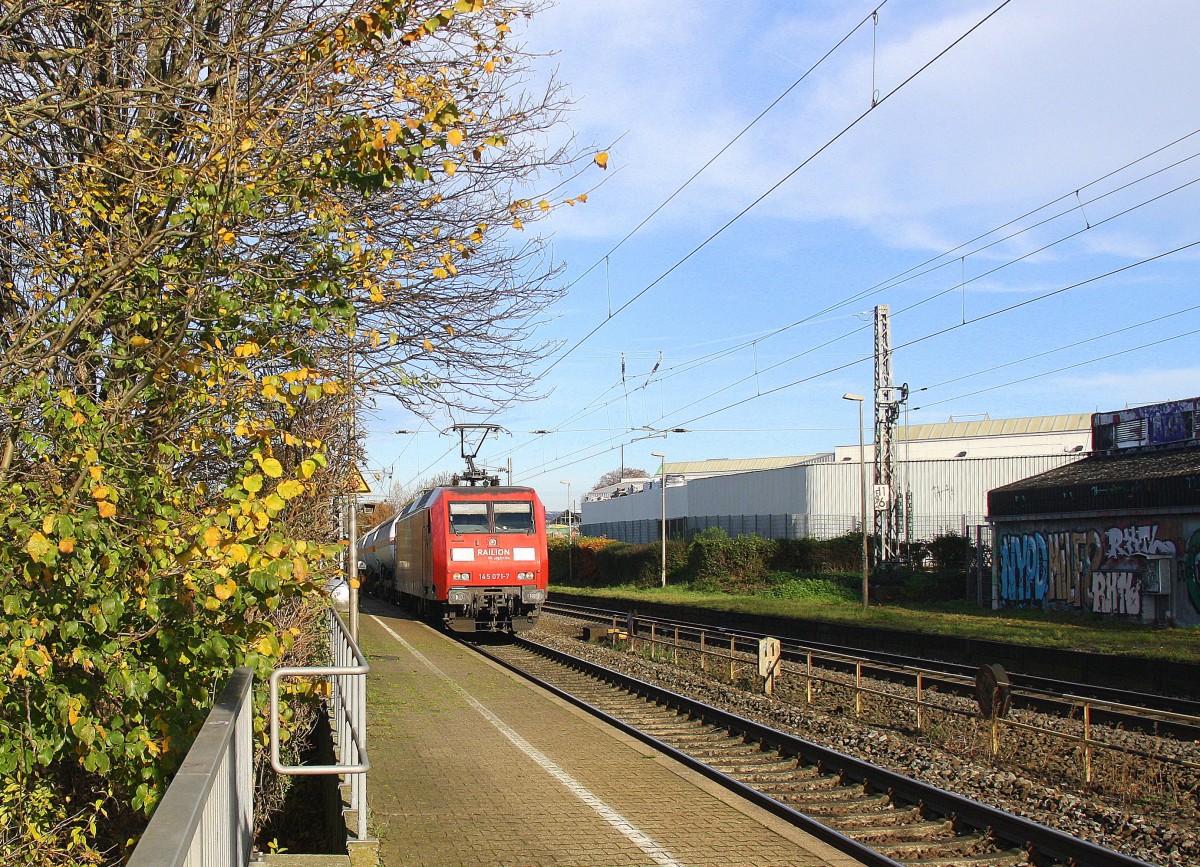 145 071-7 von Railion l kommt die Kohlscheider-Rampe hoch durch Kohlscheid als Umleiter aus Richtung Mönchengladbach,Hezogenrath mit einem langen Gaskesselzug und fährt in Richtung Richterich,Laurensberg,Aachen-West.
Bei schönem Herbstwetter am Mittag vom 22.11.2014.