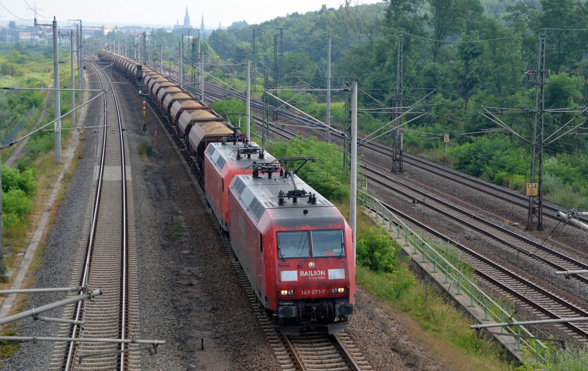 145 071 zog zusammen mit einer Schwesterlok am 05.08.13 einen Sandzug durch Holzweiig Richtung Leipzig.