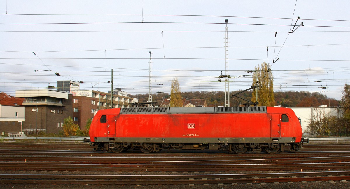 145 073-3 DB rangiert in Aachen-West. 
Aufgenommen vom Bahnsteig in Aachen-West. 
Bei schönem Herbstwetter am Mittag vom 8.11.2015.