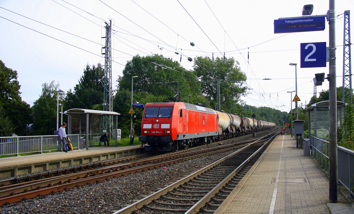 145 074-1 DB kommt aus Richtung Aachen-West,Laurensberg,Richterich und fährt durch Kohlscheid mit einem Kurzen Kesselzug aus Antwerpen-Rhodesie(B) nach Schwedt(Oder) und fährt in Richtung Herzogenrath,Hofstadt, Finkenrath,Rimburg,Übach-Palenberg,Zweibrüggen,Frelenberg,Geilenkirchen,Süggerrath,Lindern,Brachelen,Hückelhoven-Baal,Erkelenz,Herrath,Beckrath,Wickrath,Rheydt,Mönchengladbach Bei schönem Sonnenschein am Nachmittag vom 29.8.2014.