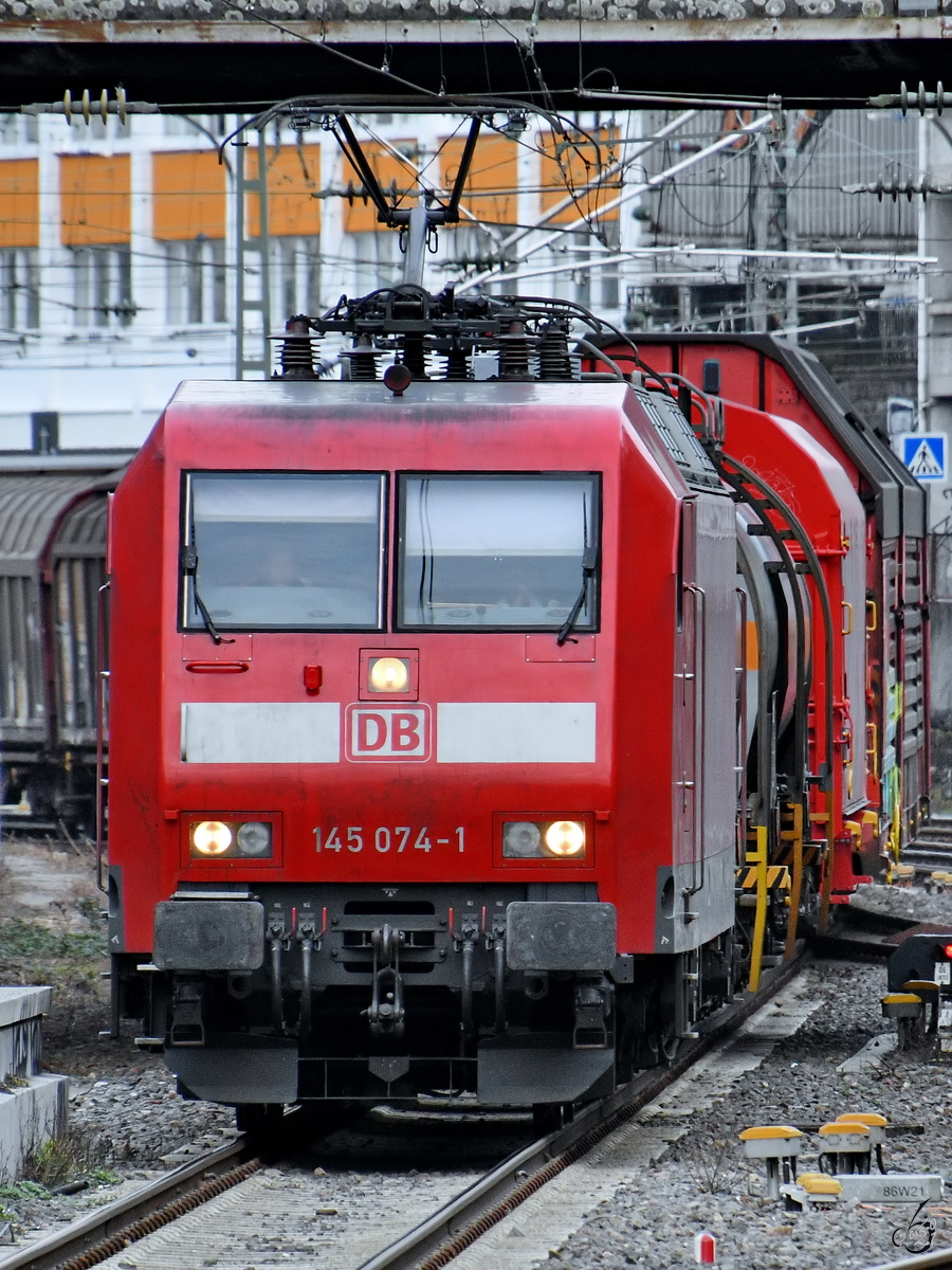 145 074-1 zieht einen gemischten Güterzug, so gesehen Ende Februar 2021 in der Nähe des Hauptbahnhofes in Wuppertal.