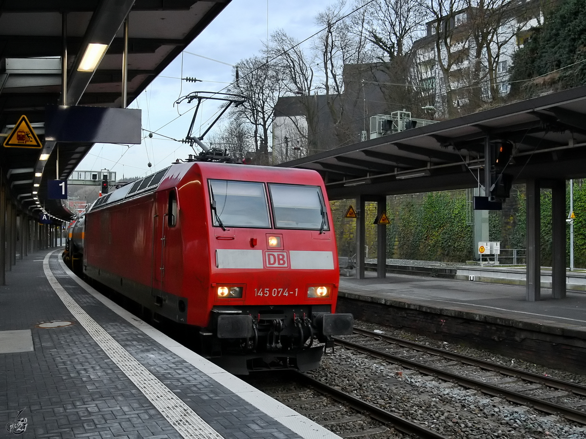 145 074-1 zieht Ende Februar 2021 einen gemischten Güterzug. (Hauptbahnhof Wuppertal)
