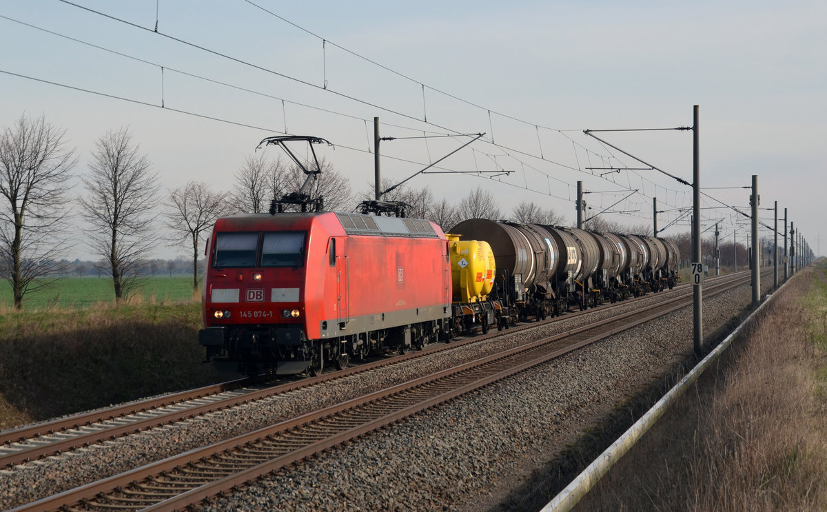 145 074 beförderte am 25.03.17 einen kurzen Kesselwagenzug durch Braschwitz Richtung Halle(S).