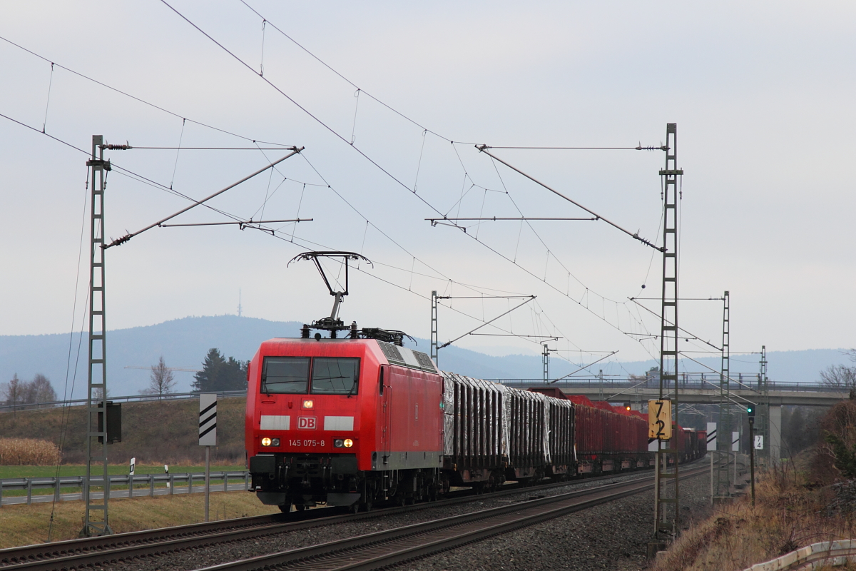 145 075-8 DB Cargo bei Oberlangenstadt am 16.12.2016.