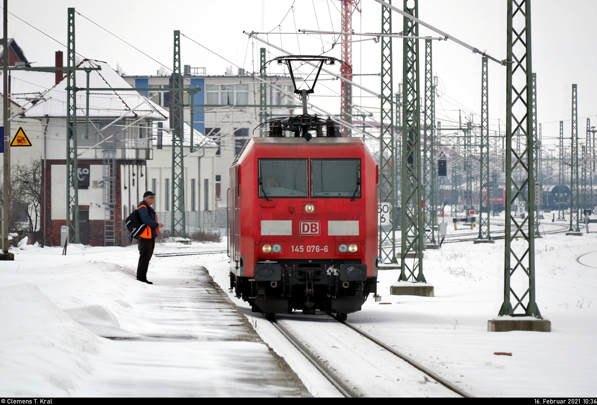 145 076-6 steht nach einem Personalwechsel auf Gleis 4 des Bahnhofs Köthen. Zuvor ist die Lok hier aus der Gegenrichtung eingefahren.

🧰 DB Cargo
🚩 Bahnstrecke Magdeburg–Leipzig (KBS 340)
🕓 16.2.2021 | 10:36 Uhr