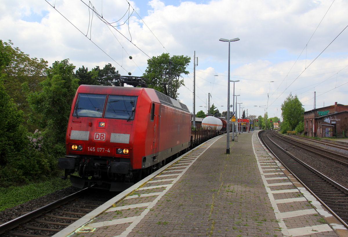 145 077-4 DB kommt mit einem gemischten Güterzug aus Köln-Gremberg nach Mannheim-Gbf und kommt aus Richtung Köln und fährt durch Roisdorf bei Bornheim in Richtung Bonn,Koblenz. Aufgenommen vom Bahnsteig in Roisdorf bei Bornheim. 
Bei schönem Sonnenschein und Wolken am Nachmittag vom 1.5.2018.