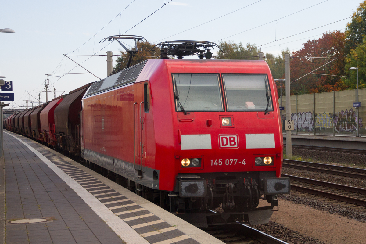 145 077-4 mit einem Getreidezug bei der Durchfahrt den Bahnhof Ashausen. 16.10.2018