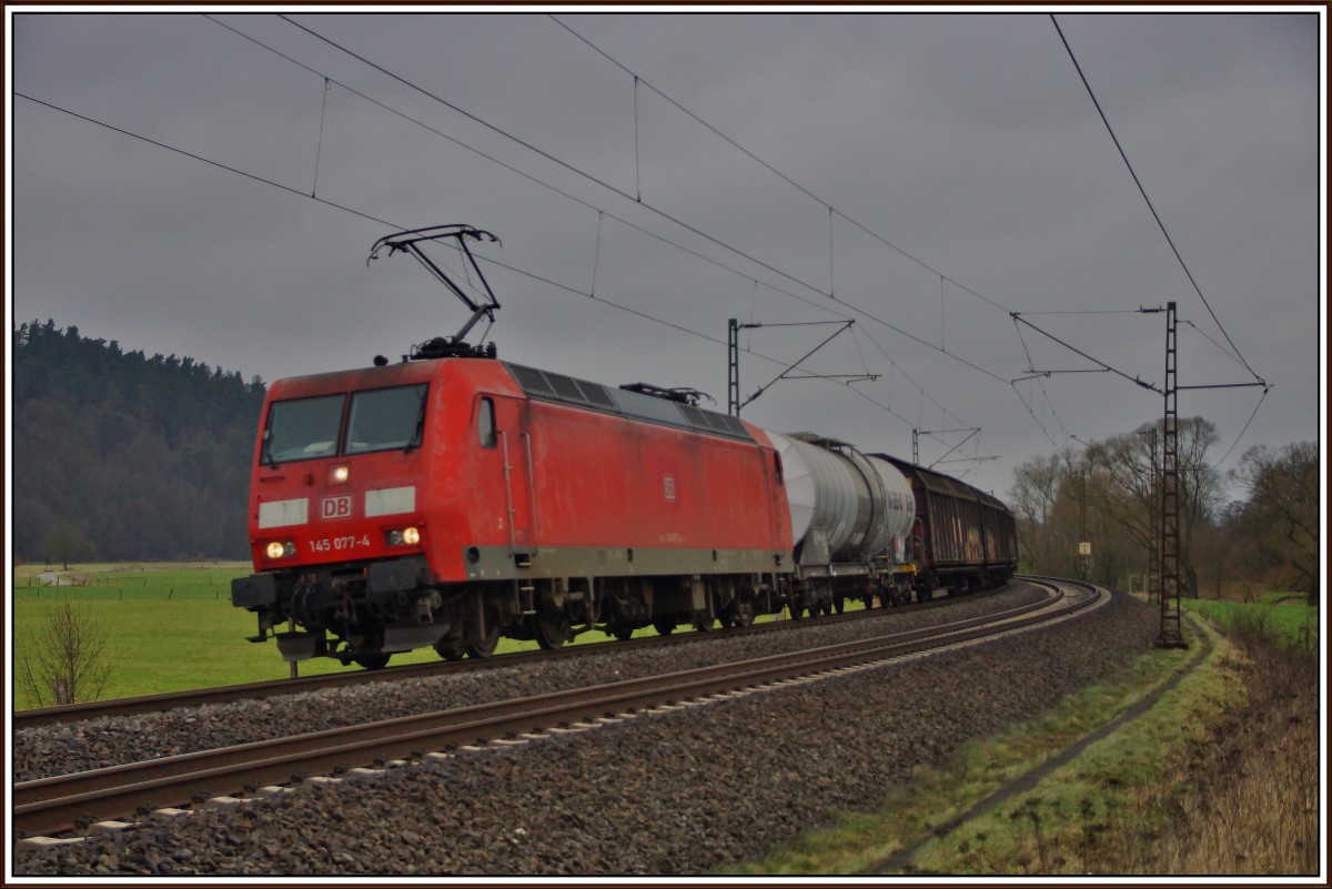 145 077-4 passiert am 28.01.15 mit einen gemischten Güterzug Hermannspiegel.