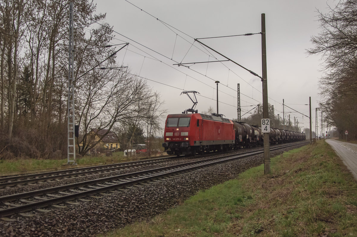 145 078-2 mit Kesselwagenzug in Fahrtrichtung Angermünde. Aufgenommen in Schönermark (Mark Landin) am 03/03/2020