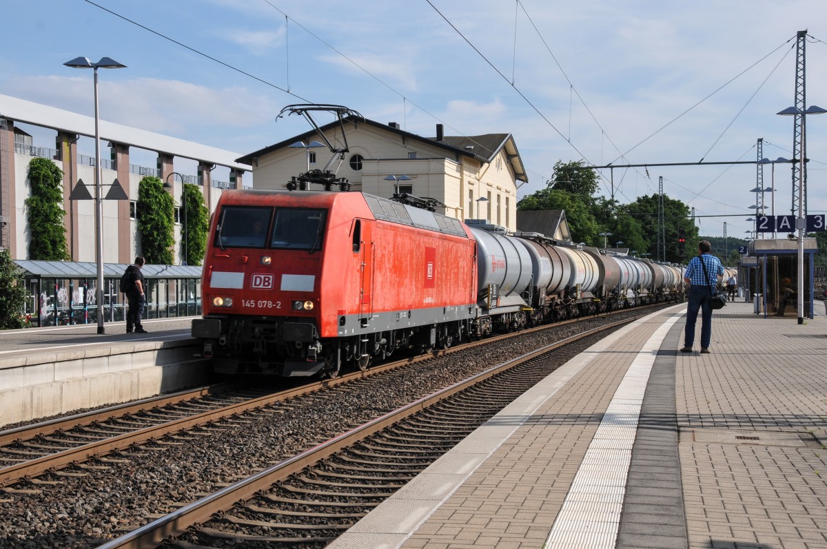 145 078-2 zieht einen Kesselwagenzug durch Herzogenrath in Richtung Mönchengladbach. Die Aufnahme entstand am 22/07/2015.