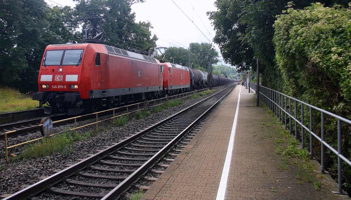 145 079-0 und die 185 074-2 beide von DB kommen als Umleiter aus Richtung Aachen-West mit einem sehr langen Ölzug aus Antwerpen-Petrol(B) nach Basel(CH) und fahren durch Kohlscheid in Richtung Herzogenrath,Neuss.
Bei schönem Sonnenschein am Mittag vom 30.7.2015.