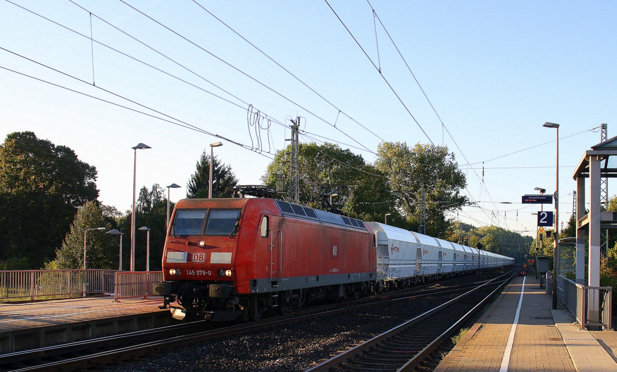 145 079-0 DB kommt durch Kohlscheid aus Richtung Aachen-West mit eienem langen Kalkzug aus Yves-Gomezée(B) nach Millingen und fährt Richtung Herzogenrath,Neuss. 
Bei schönem Sonnenschein am Morgen vom 30.9.2015.