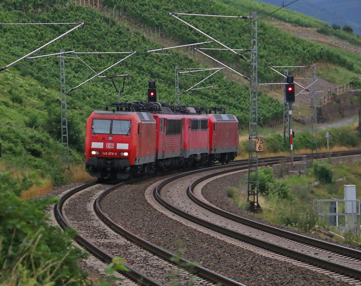 145 079-0 mit 155 212-4, 140 401-1 und 145 001-4 am Haken in Fahrtrichtung Koblenz. Aufgenommen bei Lorch im Bächergrund am 14.07.2015.