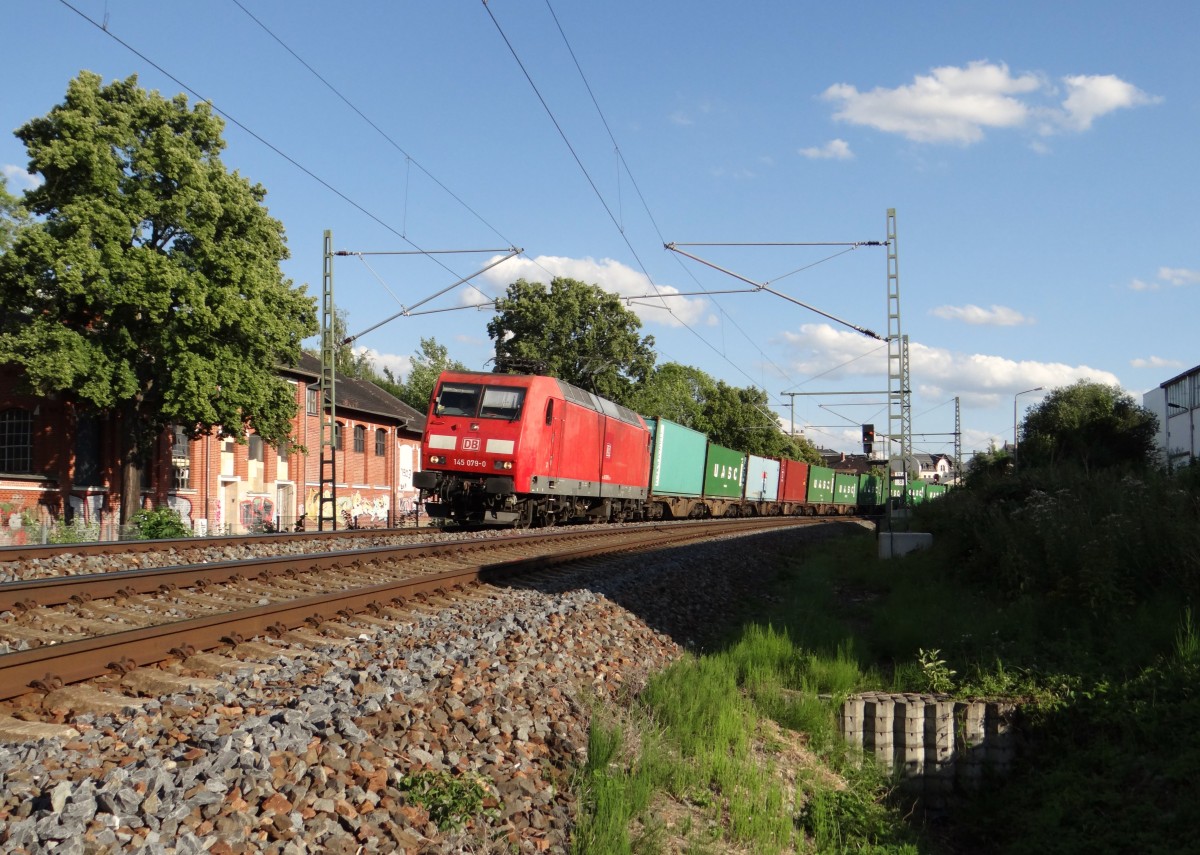145 079-0 zu sehen mit einem Container am 21.07.15 bei der Ausfahrt in Plauen/V.
