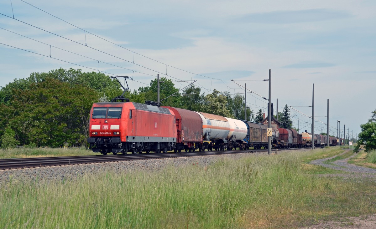 145 079 zog am 31.05.15 einen gemischten Güterzug durch Braschwitz Richtung Halle(S).