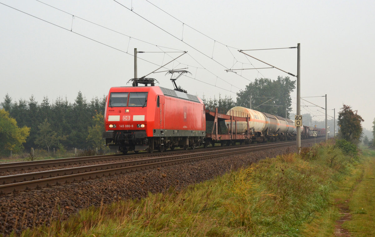 145 080 schleppte am Morgen des 28.09.17 einen gemischten Güterzug durch Jeßnitz Richtung Bitterfeld.