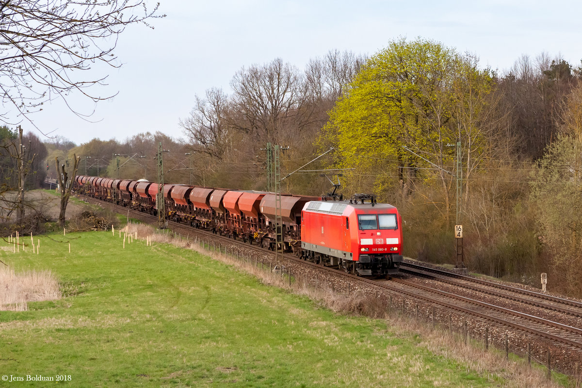 145 080 zieht einen Schotterzug von Landshut in Richtung München-Laim. Oberschleißheim 11.04.2018