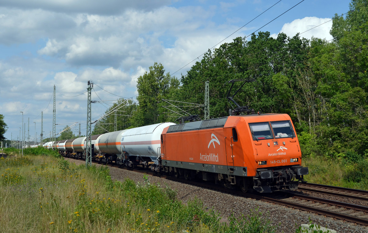145 081 wird bei ihrem Mieter Arcelor Mittal als 145 CL 001 geführt. Am 04.08.19 schleppte sie einen Kesselwagenzug durch Muldenstein Richtung Bitterfeld.