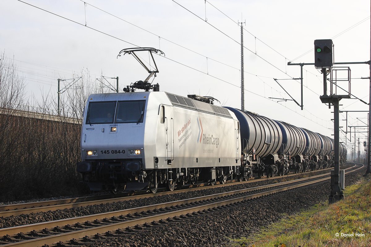 145 084-0 RheinCargo mit einem Kesselzug in K�ln Porz Wahn, Dezember 2016.