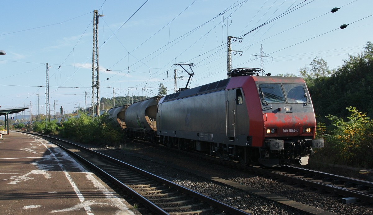 145 084-0 verlässt am 24.10.2014 mit einem Güterzug den Bahnhof Eichenberg Richtung Kassel. 