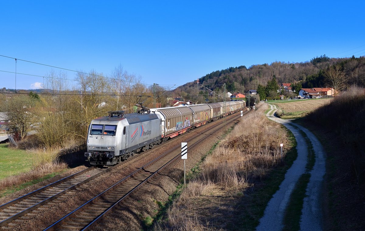 145 084 mit einem Schiebewandwagenzug am 31.03.2021 bei Seestetten.