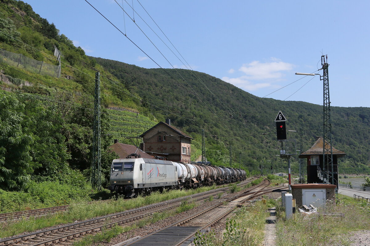 145 084 von  Rhein-Cargo  mit einem Kesselwagenzug am 21. Juli 2021 bei Kaub am Rhein.