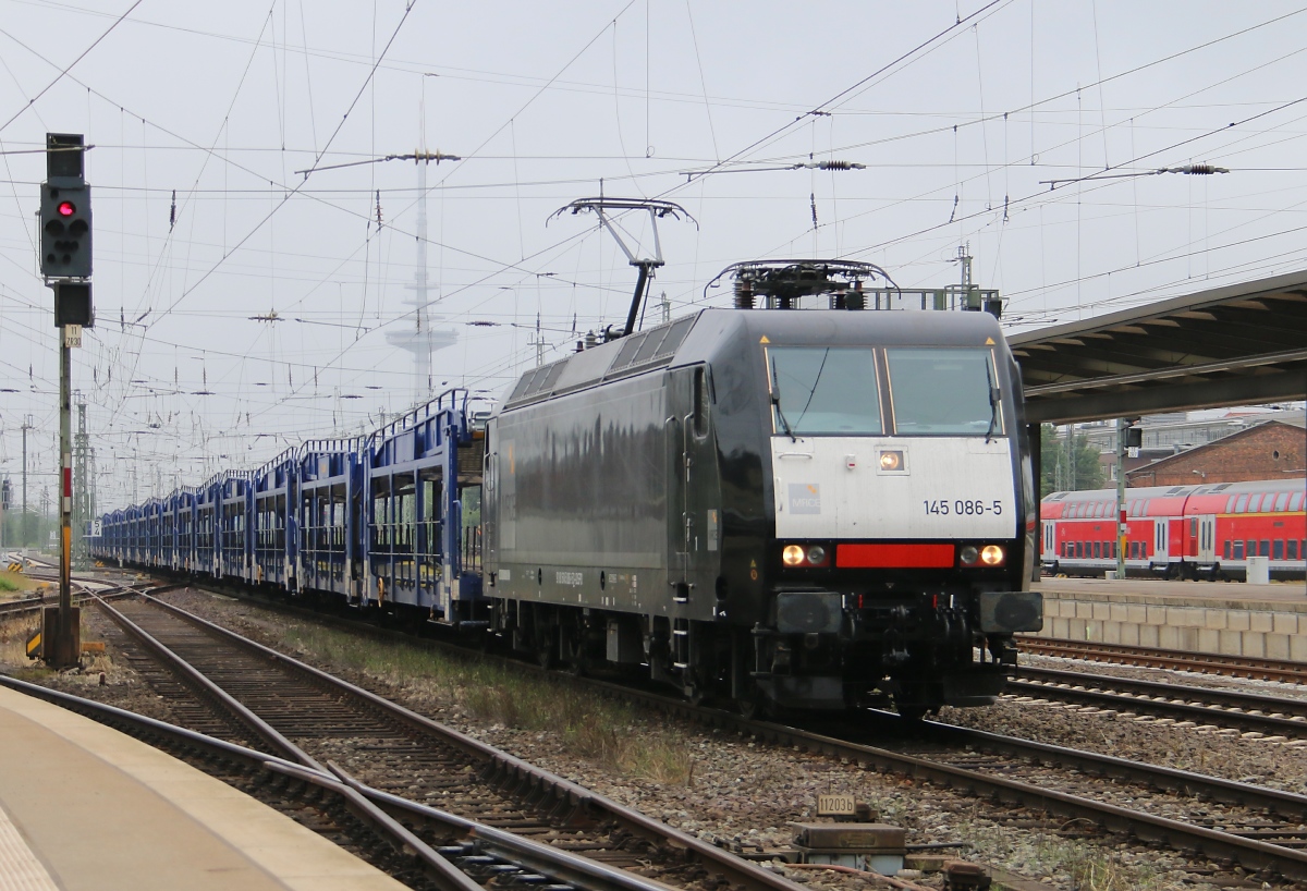 145 086-5 mit leeren Autotransportwagen in Fahrtrichtung Süden. Aufgenommen in Bremen Hauptbahnhof am 19.06.2014.