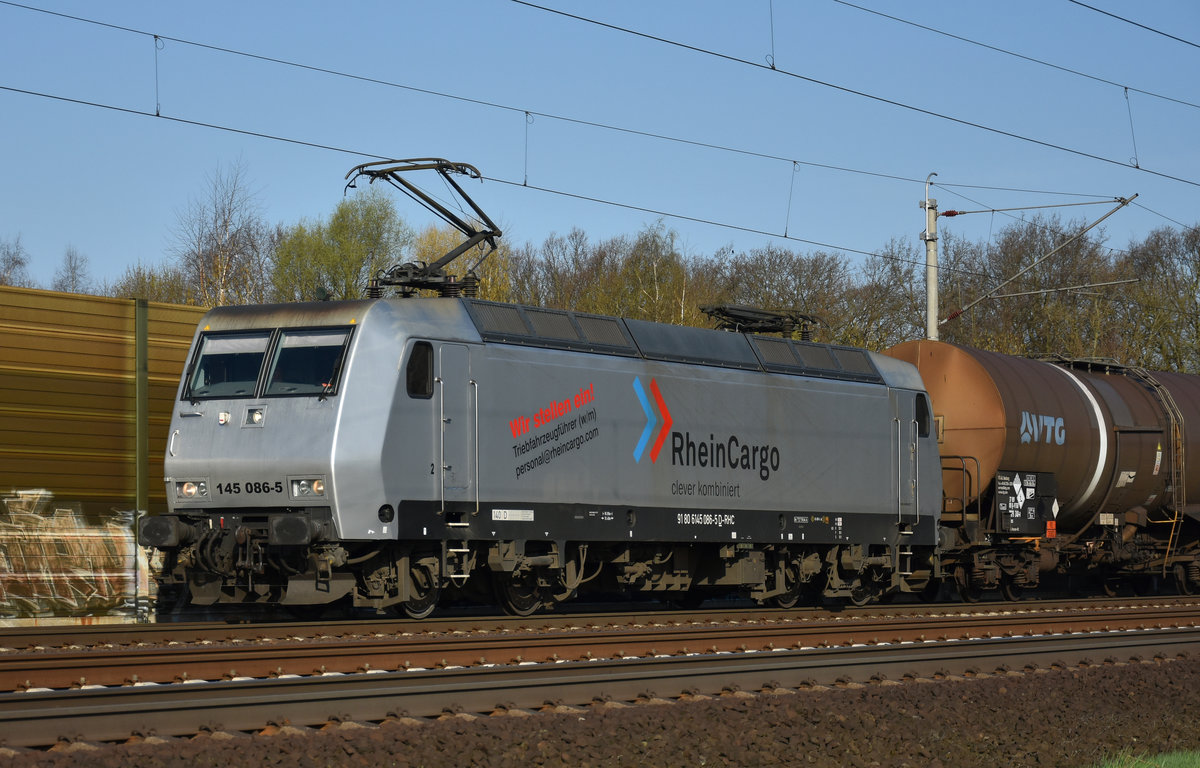 145 086-5 der RheinCargo kommend aus Hamburg. 17.04.2018, Höhe Bardowick.