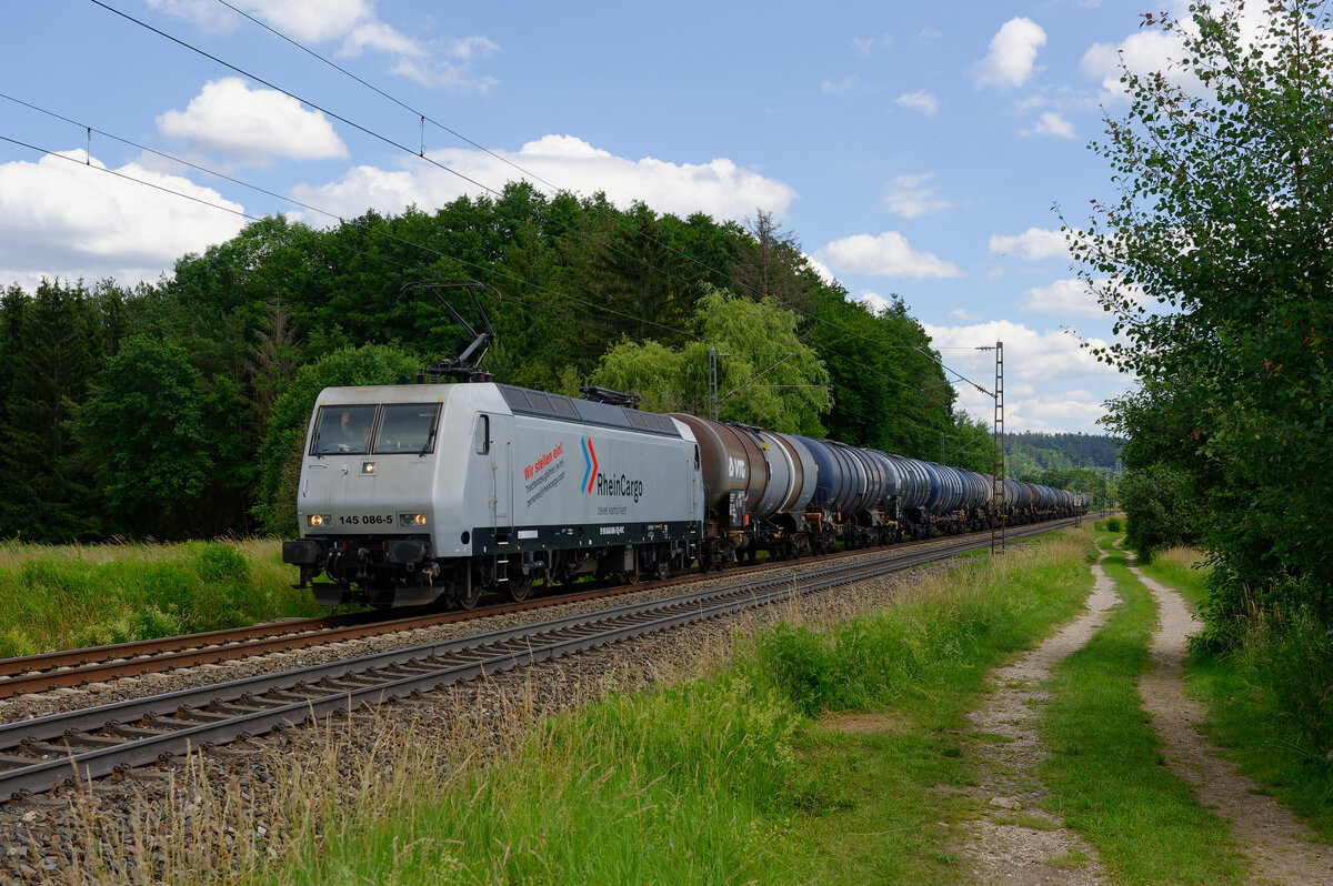 145 086 RHC mit einem Kesselzug bei Postbauer-Heng Richtung Nürnberg, 26.06.2020
