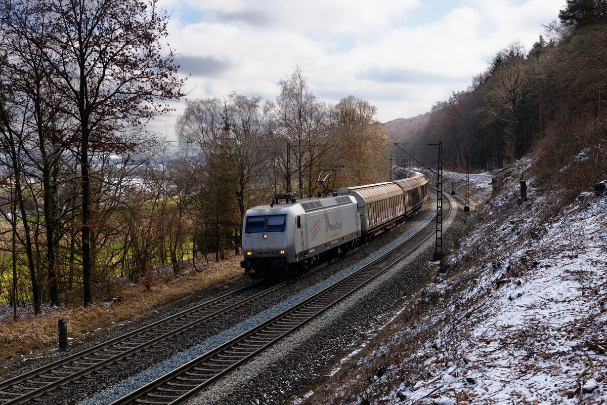 145 086 RHC/RTI mit einem H-Wagenzug bei Etterzhausen Richtung Nürnberg, 20.03.2021