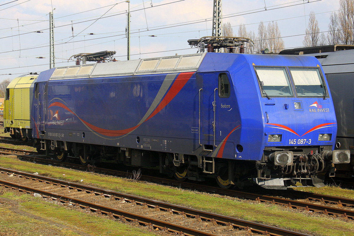 145 087-3  Barbara  von SRI RAIL INVEST steht  abgestellt in Krefeld-Hbf.
Aufgenommen vom Bahnsteig in Krefeld-Hbf. 
Bei schönem Frühlingswetter am Nachmittag vom 10.4.2016. 