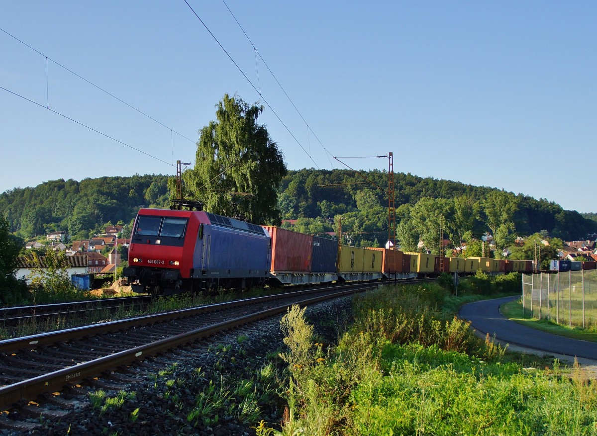 145 087-3 mit einen Containerzug in Wernfeld am 12.08.14.