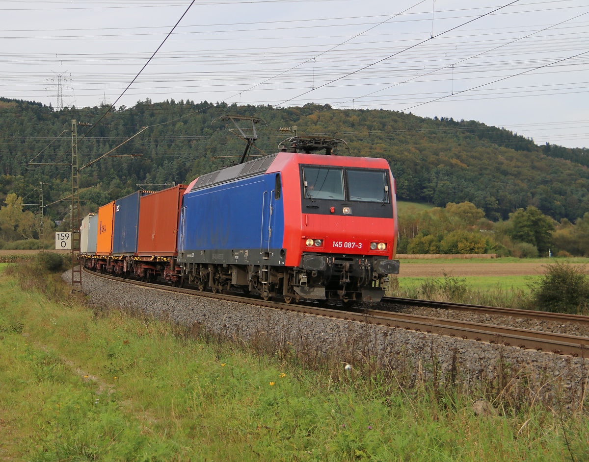 145 087-3 der SRI bespannte am 28.09.2014 einen Containerzug in Fahrtrichtung Süden. Aufgenommen zwischen Mecklar und Ludwigsau-Friedlos.
