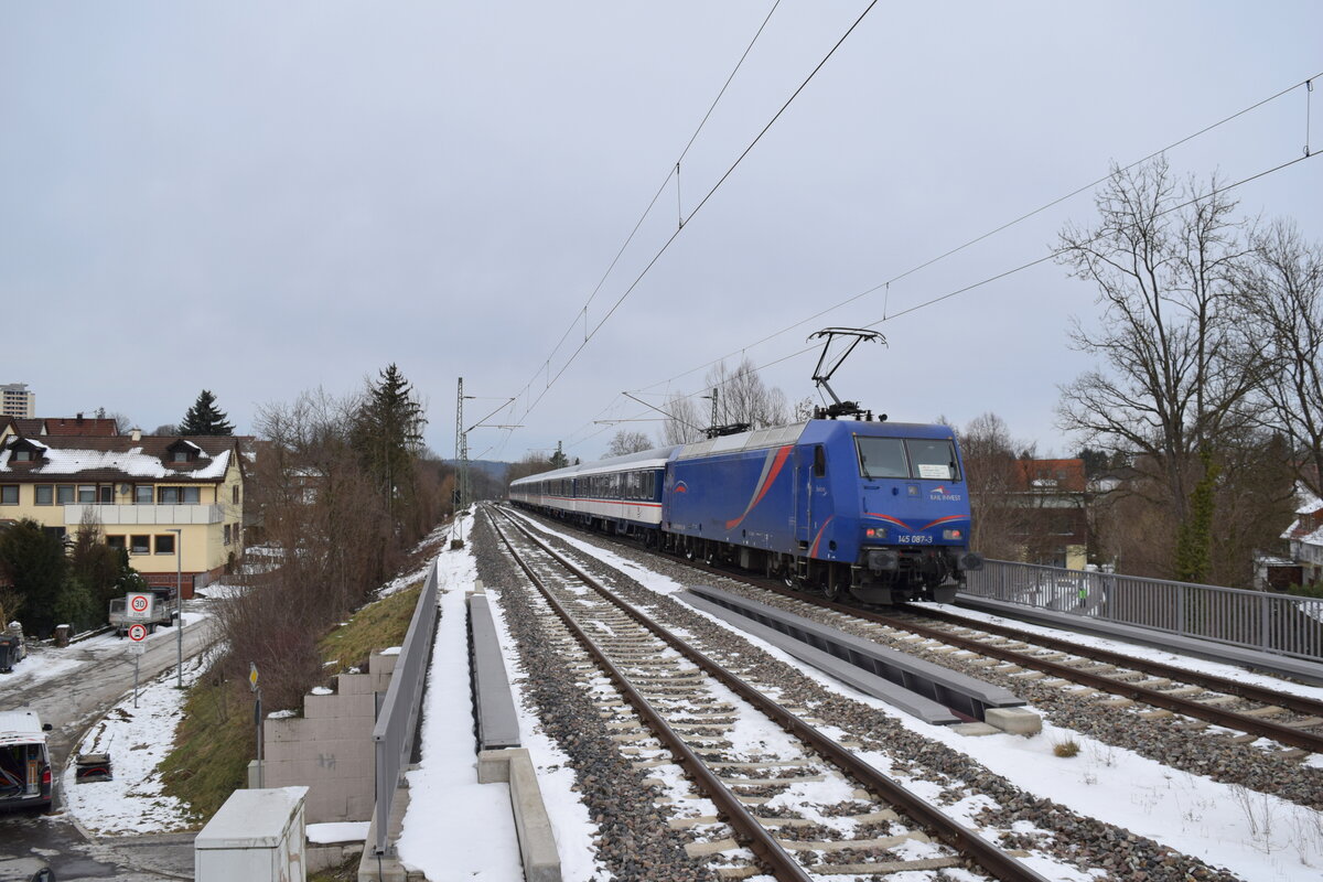 145 087 schiebt im Februar 2021 einen Ersatzzug durch Reutlingen-Betzingen in Richtung Tübingen. Bild wurde vom Bahnsteig aus aufgenommen.
