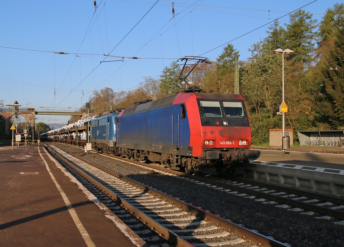 145 088-1 mit der Wagenlok 140 853-3 und offenen ARS-Autotransportwagen in Fahrtrichtung Norden. Aufgenommen in Eichenberg am 05.05.2016.