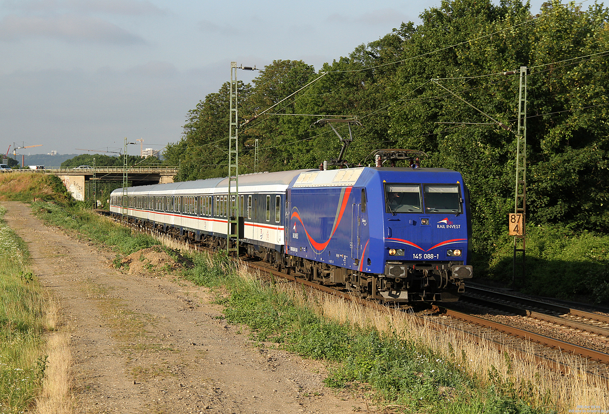 145 088 mit dem TRI RE Sprinter als zusätzlicher Zug zwischen Köln und Bonn, aufgrund einer 4 tägigen Sperrung des Bonner Hbfs wegen Bauarbeiten an der Überdachung. Dieser Zug verkehrte nur am 27. und 28.06.2019, hier bei Menden(Rhld) am 27.06.2019
