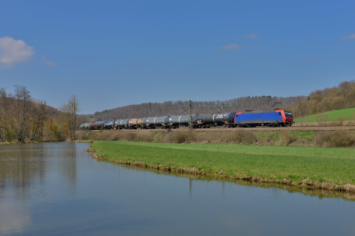 145 088 mit einem Kesselzug am 11.04.2016 bei Pappenheim. 