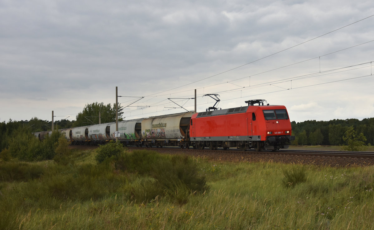 145 090-7 der HSL Logistik mit Getreidesilowagen der Transcereales ERMEWA unterwegs, in Richtung Hagenower Land. 3km östlich von Büchen, 28.08.2018.