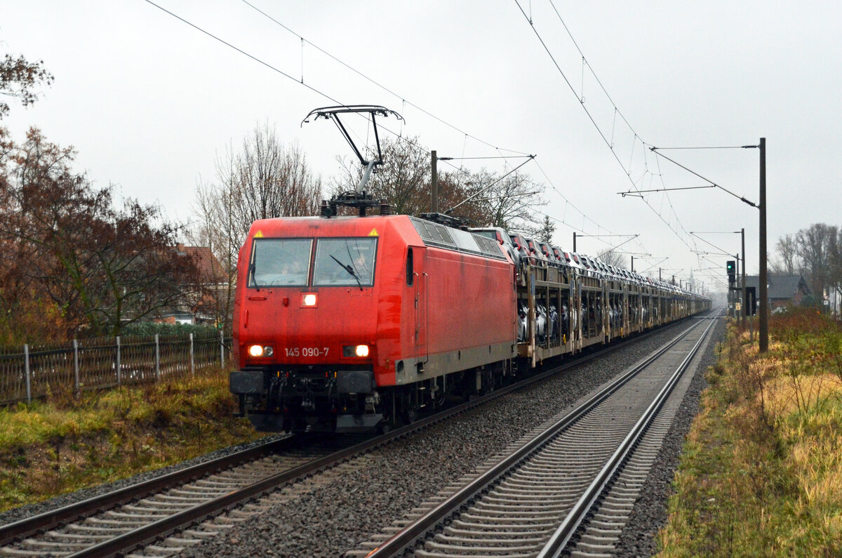 145 090 der BRLL führte am 14.12.23 einen BLG-Autozug durch Greppin Richtung Dessau. Gruß zurück! Fotografiert vom Bahnsteigende.