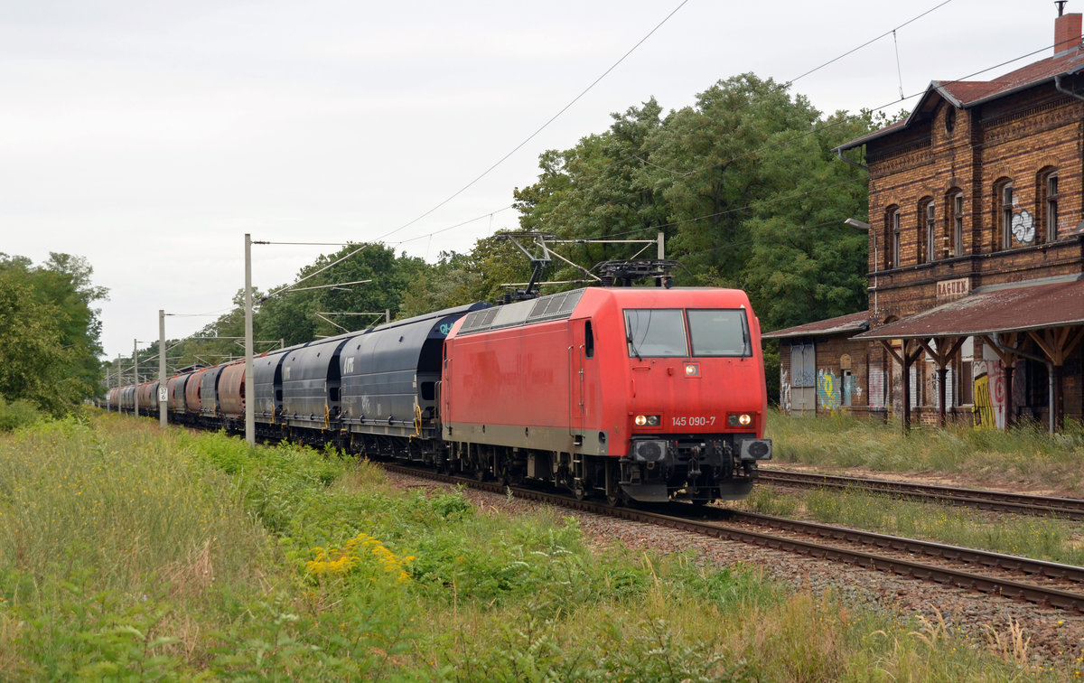 145 090 schleppte am 17.08.19 einen Silozug durch Raguhn Richtung Bitterfeld. Die zuvor bei der HGK eingesetzte Maschine wird seit einiger Zeit über die BRLL bei der HSL eingesetzt.