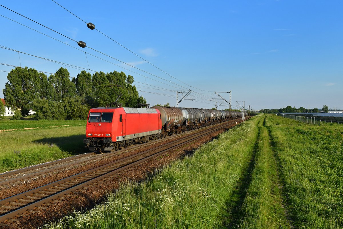 145 091 mit einem Kesselzug am 24.05.2019 bei Plattling. 