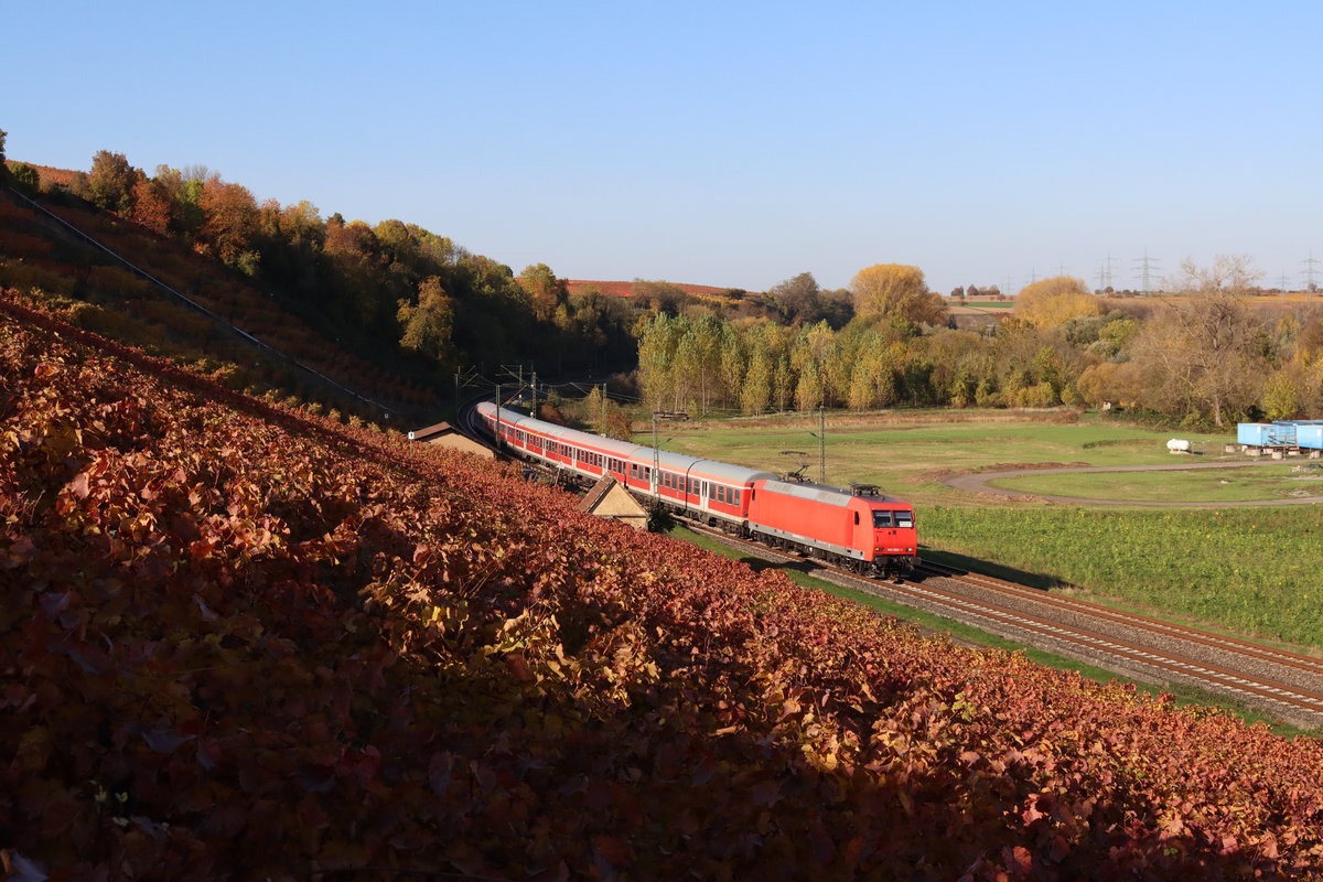 145 093 zieht einen n-Wagen Zug durch Lauffen gen Heilbronn.