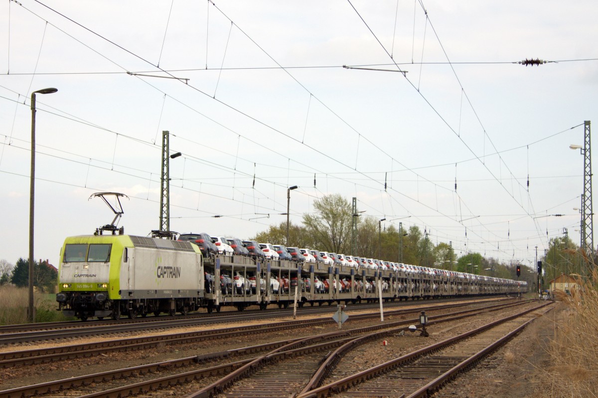 145 094-9 ist am 11.04.2014 mit einem Autozug nahe des ehemaligen Bahnhofs Weißig unterwegs