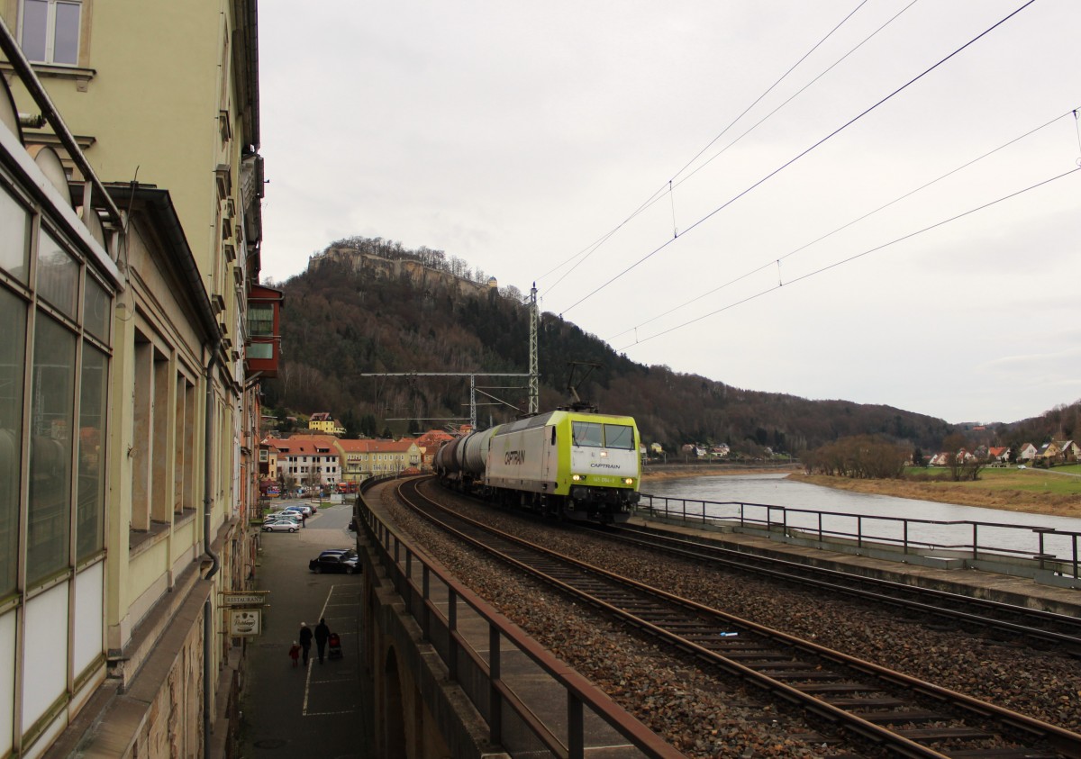 145 094-9 fährt am 20.12.14 mit einem Kesselzug durch Königstein.