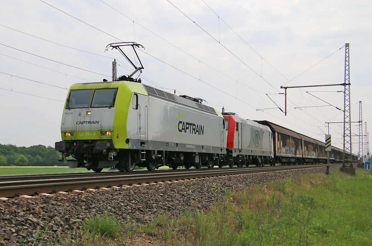 145 094-9 mit 185 649-1 als Wagenlok und einem H-Wagen-Ganzzug in Fahrtrichtung Wunstorf. Aufgenommen in Dedensen-Gümmer am 18.05.2016.