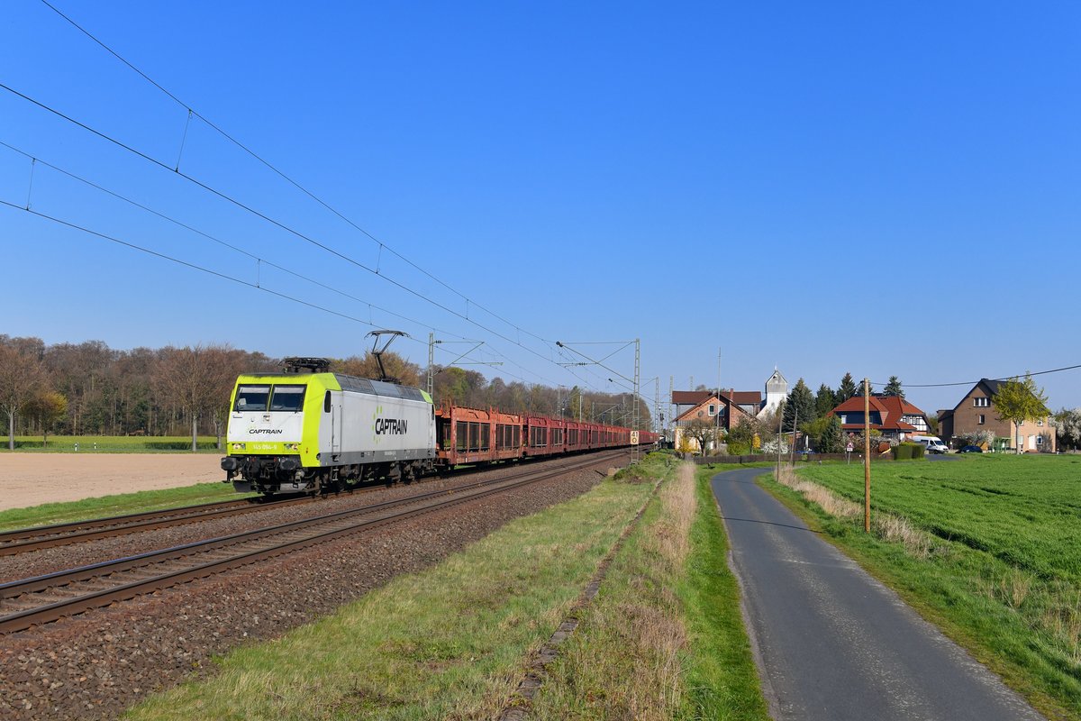 145 094 mit einem leeren Autozug am 16.04.2019 bei Woltorf. 